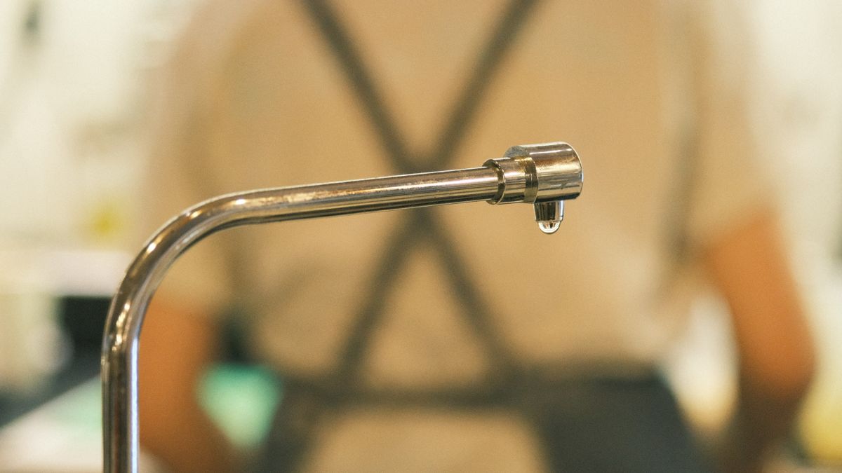 Koelkast lekt water: oorzaken en oplossingen